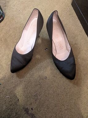 Vintage Gamins black satin Pumps feat. An Elegant Pointed  Toe